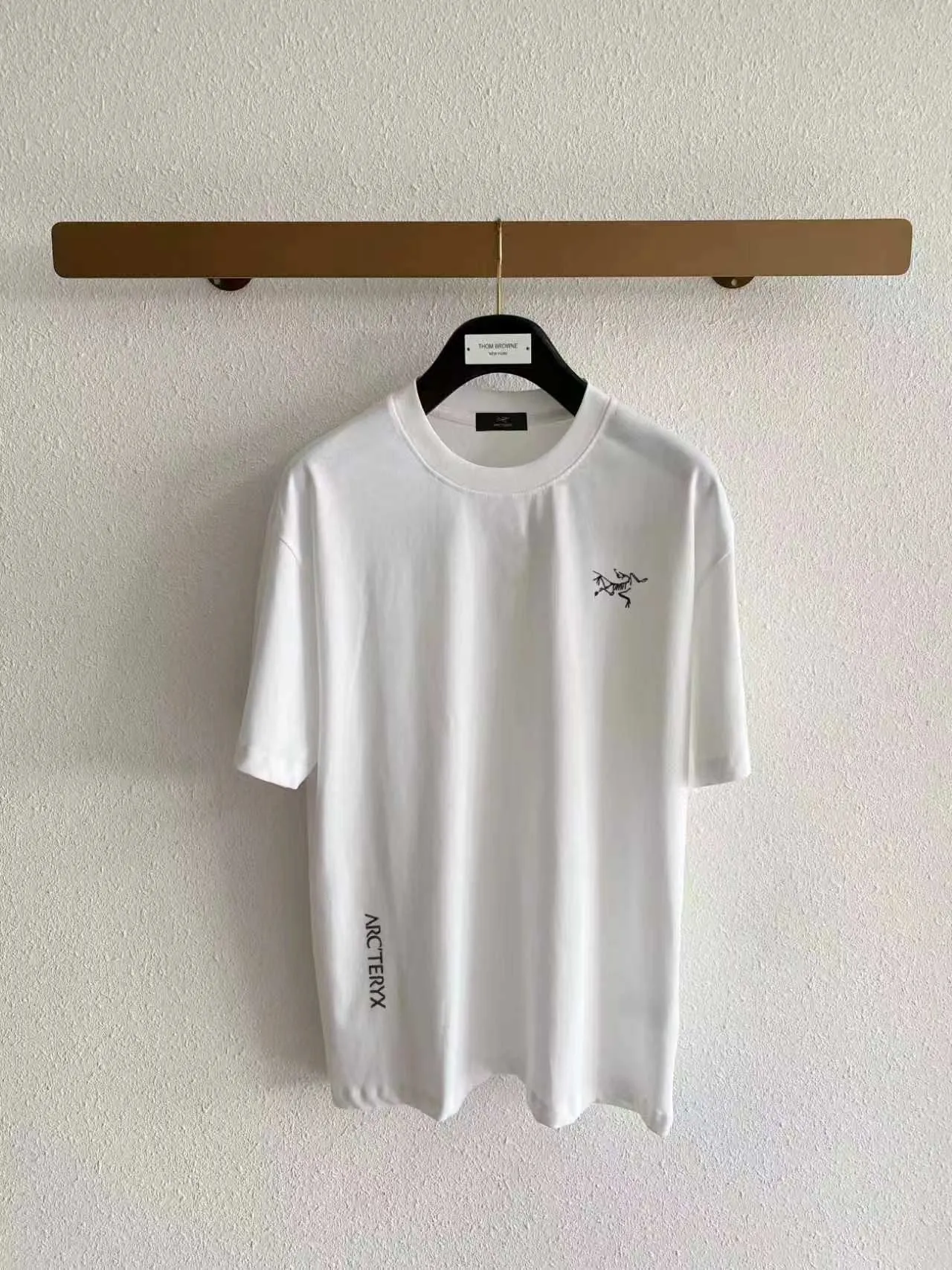 Arc’ter/Bird brand bone bird letter logo embroidery, spring and summer New Arrival, double sand plain short-sleeved pure cotton fabric, differentiated from ordinary fabrics, tight yarn, long-term washing without deformation, slightly wide version of T-shirts for men and women, same style. Color: Black White Blue Gray Size: S (90-130 pounds) M (125-140 pounds) L (135-160 pounds) XL (160-180 pounds) XXL (180 pounds)